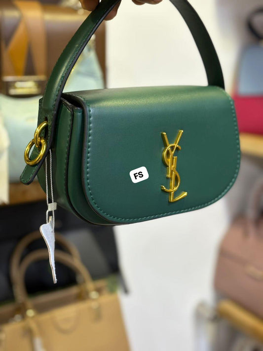 Sac à Main Élégant avec Logo Doré - Style Chic pour Femme